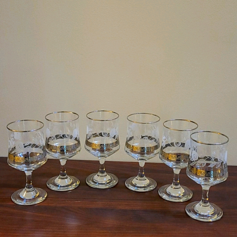 Retro mini wine glass set